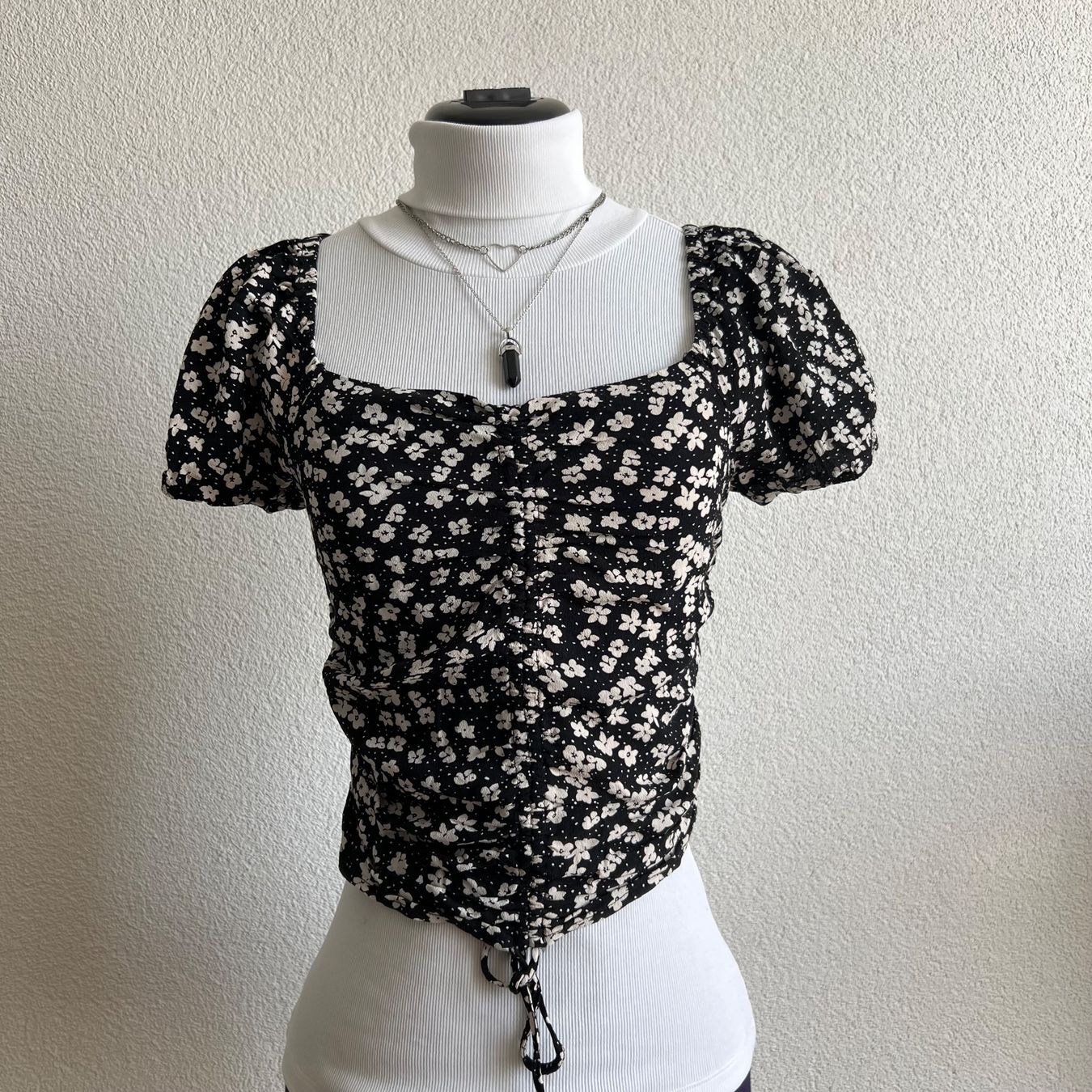 H&M Tops: H&M Blumen Top XS – Neuf (Voir description) à Tagelswangen par SpicyChicken