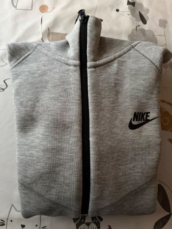 2 sweats Nike Tech, très bon état, taille S et M