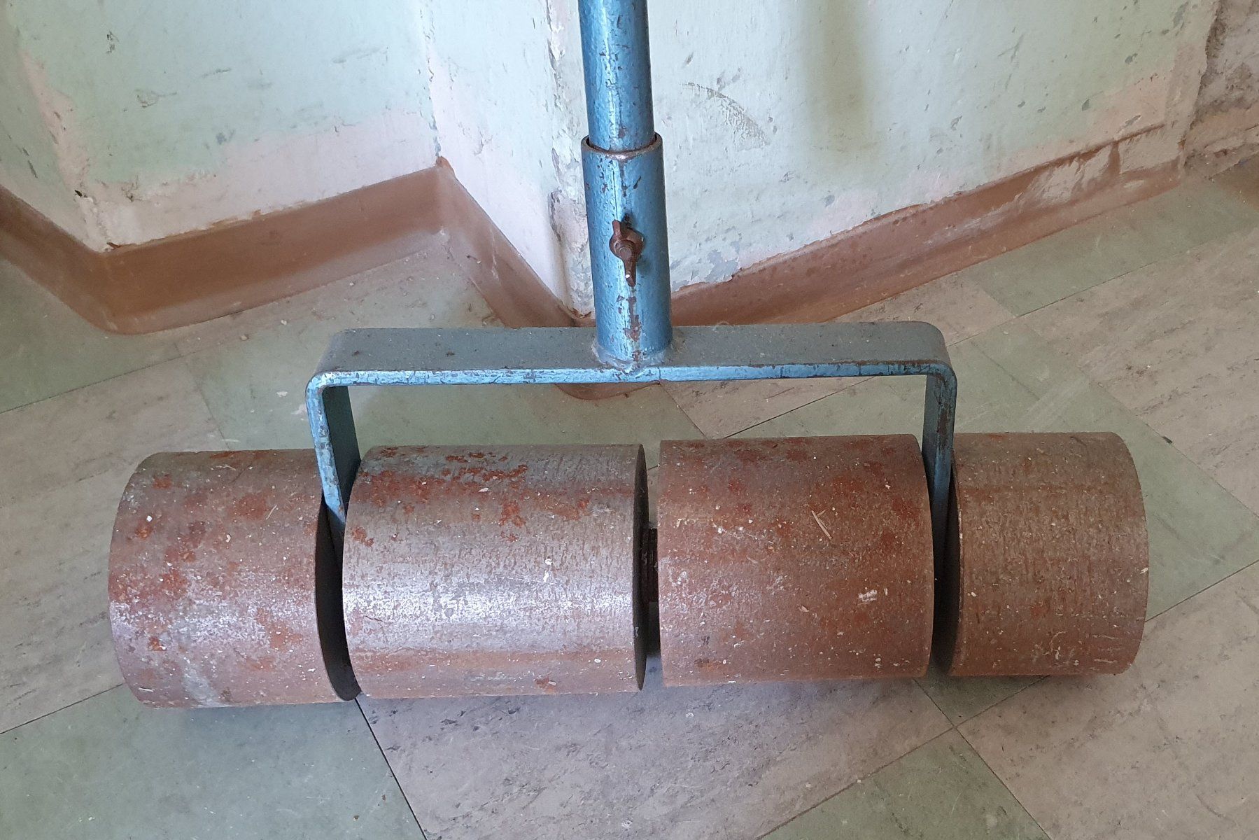 Tutti gli attrezzi: Rullo 50 kg per linoleum e PVC – Usato da Rodi-Fiesso venduto da Max_888 1