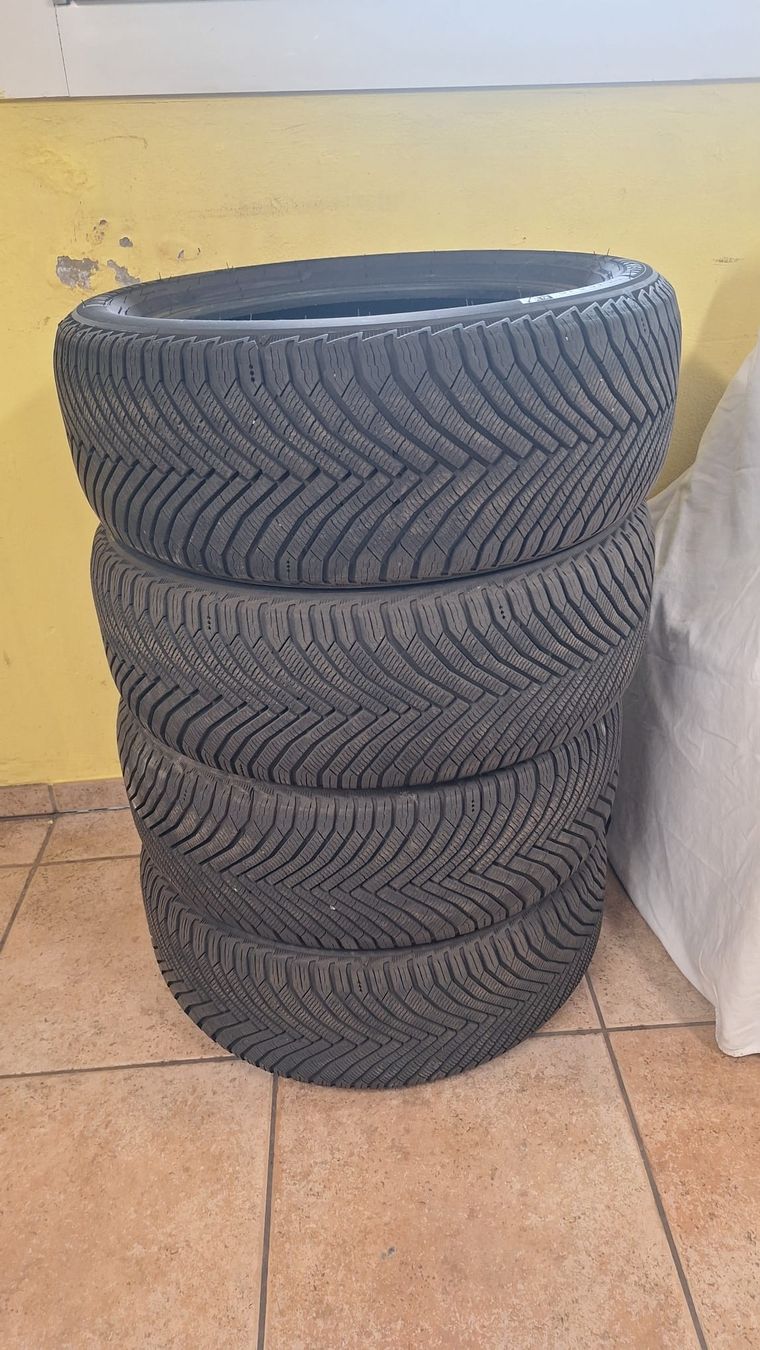 Pneus & Kompletträder: Winterreifen 225/50 R18 – Gebraucht aus Unterlangenegg von sunsetdream