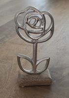 Deko Rose Figur Metall Holz Sockel 