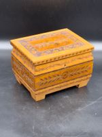 Vintage alte geschnitzte Holzbox mit Schlüsseln Polen 1960s