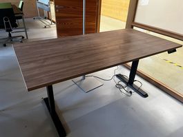 Höhenverstellbarer Bürotisch in gutem Zustand