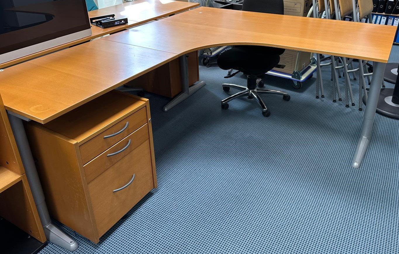 Scrivanie: Eckschreibtisch / Bürotisch – Usato da Rüti ZH venduto da Inovis_AG 3
