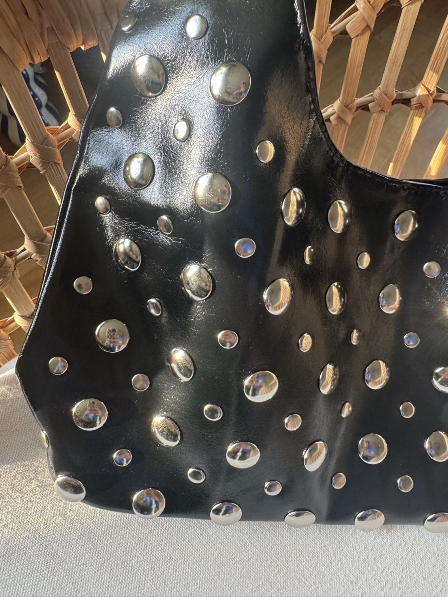 Borse da donna: Schwarze Schultertasche mit Nieten – Nuovo e nell'imballaggio originale da Männedorf venduto da mariadelrocioeberle 1