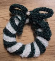 Handgestrickter Mini-Adventskranz mit Schleife, Grün-Weiss