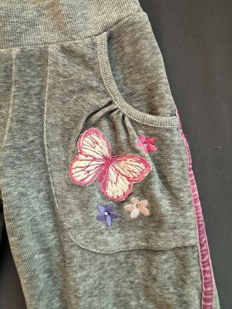 Hosen: Schmucke Trainerhose mit Schmetterling, Gr. 104 – Gebraucht aus Horgen von Feli39 1