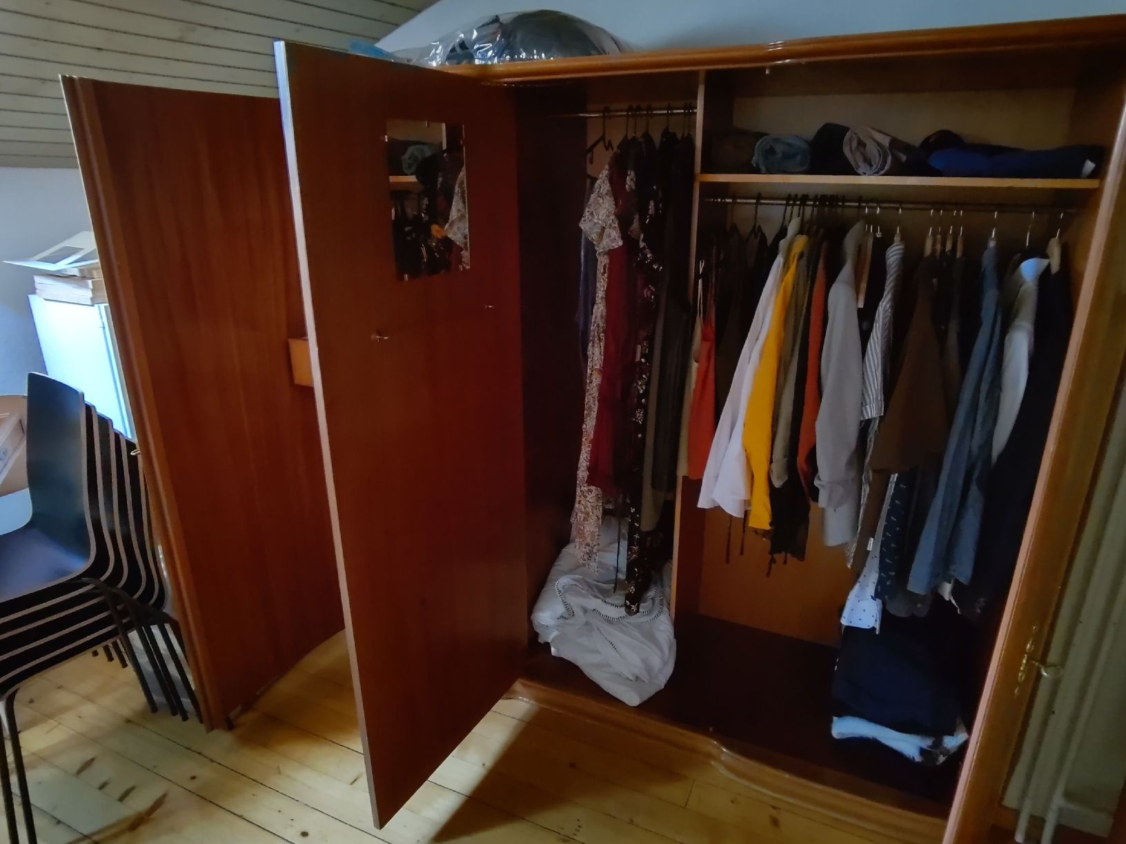 Armoires: Kleiderschrank Nussbaum teilmassiv – D'occasion à Fribourg par Dennu 2