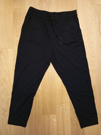 schwarelze Trainerhose mit eleganter Optik