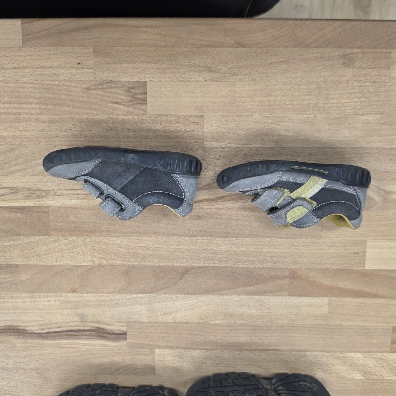 Scarpe per ragazzi: 2 paar Schuhe Gr.24 – Usato da St. Gallen venduto da baenziger27 2