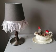 Lampe mit Federschirm und Birkenästen