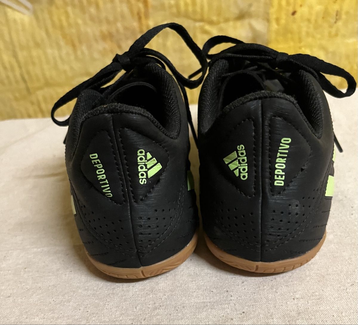 Scarpe per ragazzi: Schöne ADIDAS Hallenschuhe, Grösse 42 – Usato da Zollikerberg venduto da elbamania 2