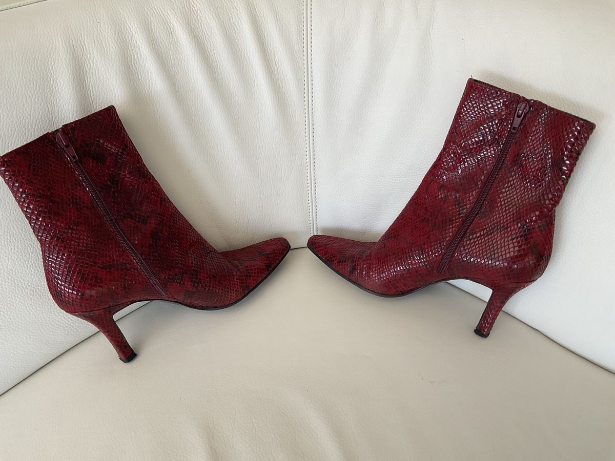 Stuart Weitzman Damenschuhe: Stuart Weitzman Stiefeletten rot in Grösse 38 – Gebraucht aus Mariastein von u_n_6s5w 1