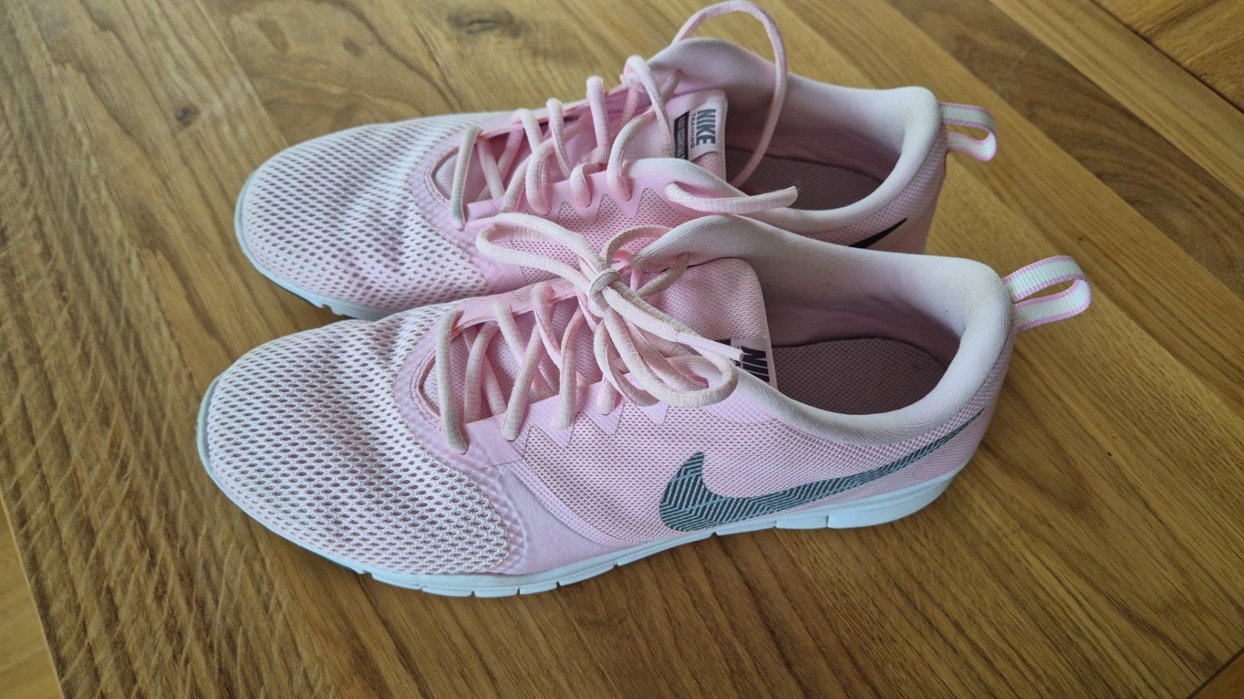 Nike Damenschuhe: Nike Turnschuhe 42,5, neuwertig – Neu (gemäss Beschreibung) aus Rombach von Leilalei