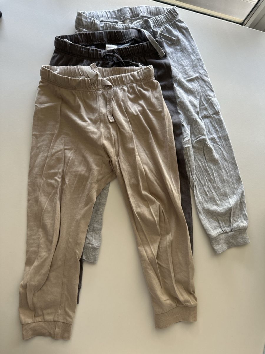 H&M Lotti di vestiti: Jogginghosen Set - Grösse 98 – Usato da Zürich venduto da KrisZH
