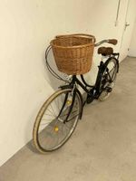 Damen Citybike schwarz mit Korb neuwertiger Zustand