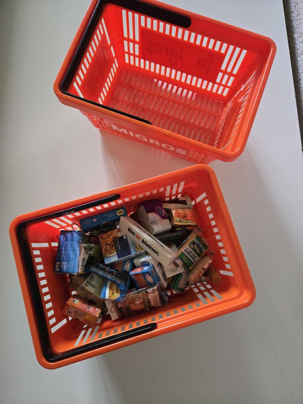 Migros Giocattoli: Mini Migros Einkaufskörbli mit Inhalt – Usato da Rüschegg Gambach venduto da zbi_7jfh 1