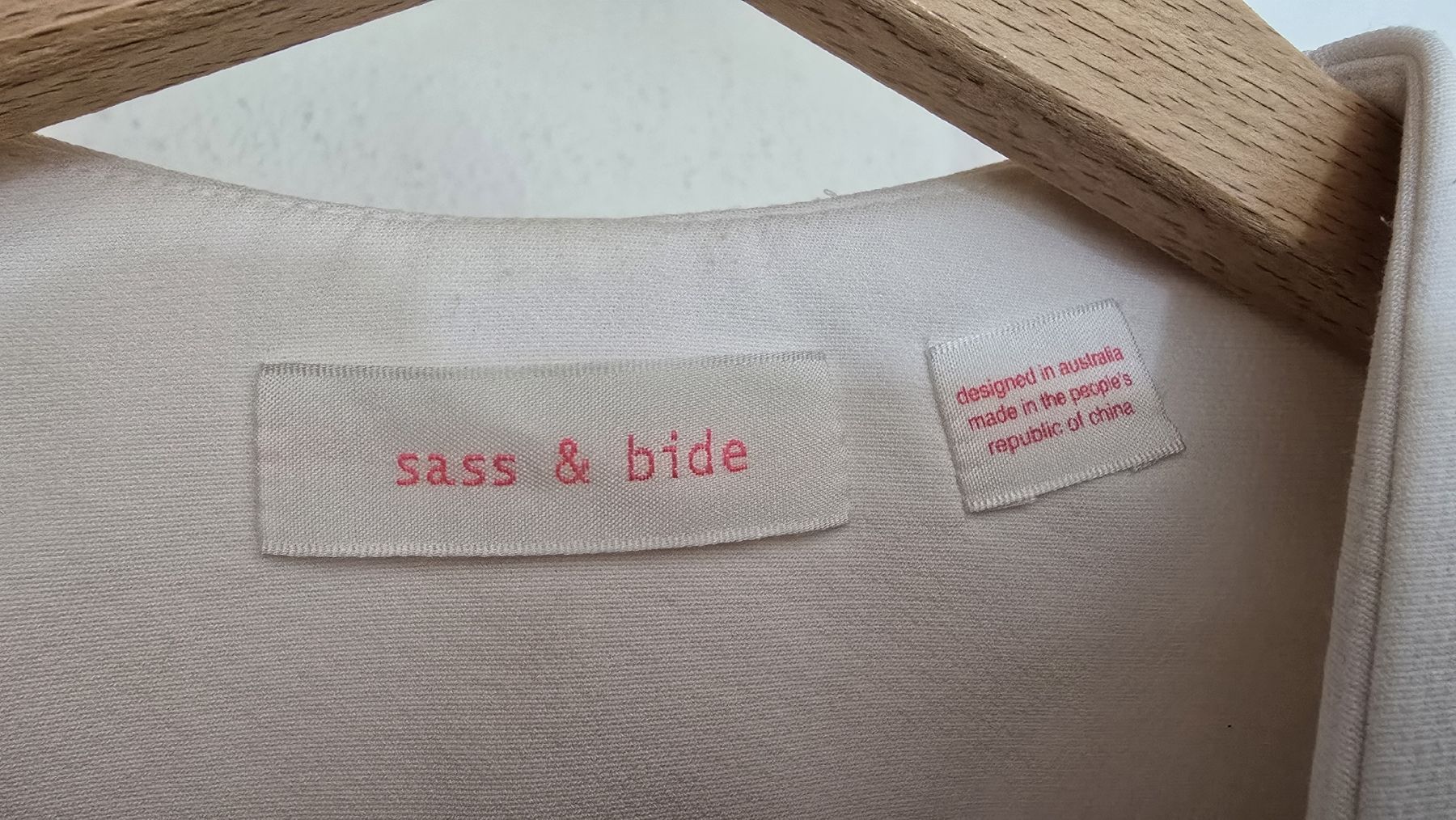 Giacche: Sass & Bide white shaped jacket with gold buttons size 8 – Usato da Wislikofen venduto da Riko007 1