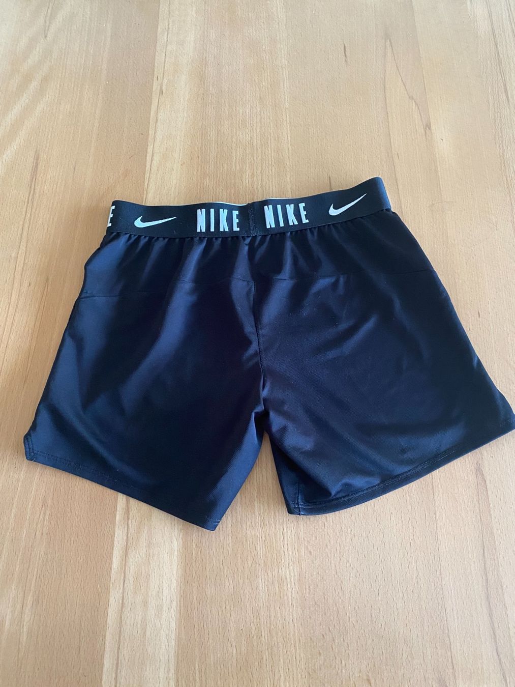 Nike Pantaloni: Short de sport Nike 128-137cm – Usato da Delémont venduto da Petitlutin 1