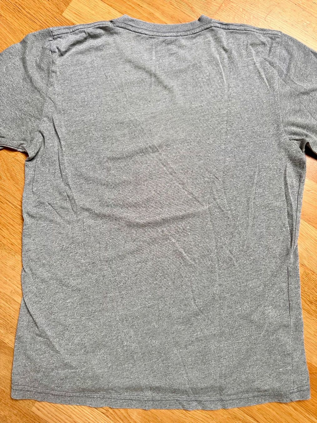 Carhartt T-shirt: CARHARTT POCKET T-SHIRT BASIC S Grau Shirt – Usato da Binningen venduto da Rewind1 3