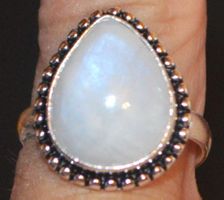 Ring L-4933 – Regenbogen Mondstein – Grössenverstellbar