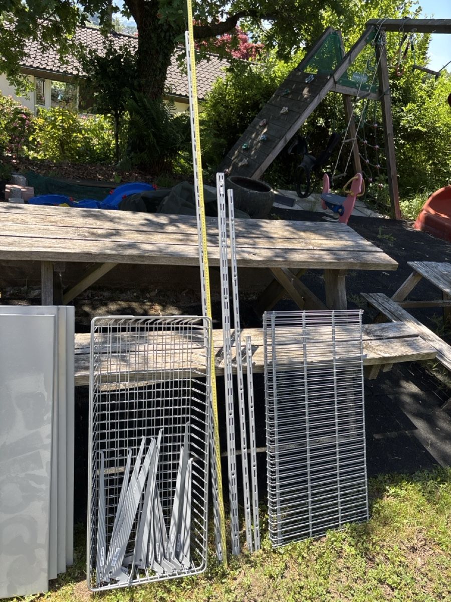 Scaffali: Metallgestell hängend Wand – Usato da Bubikon venduto da Thebasi 1