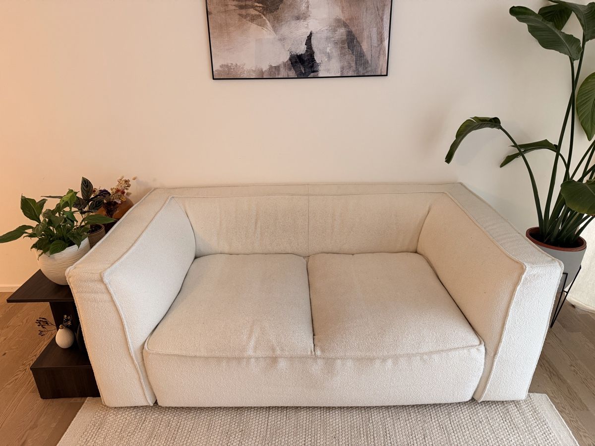 Divani: NV Gallery Sofa in Bouclé Weiss – Usato da Zürich venduto da salomejeannette 3
