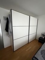 Kleiderschrank mit Schiebetüren weiss schwarz gepflegt