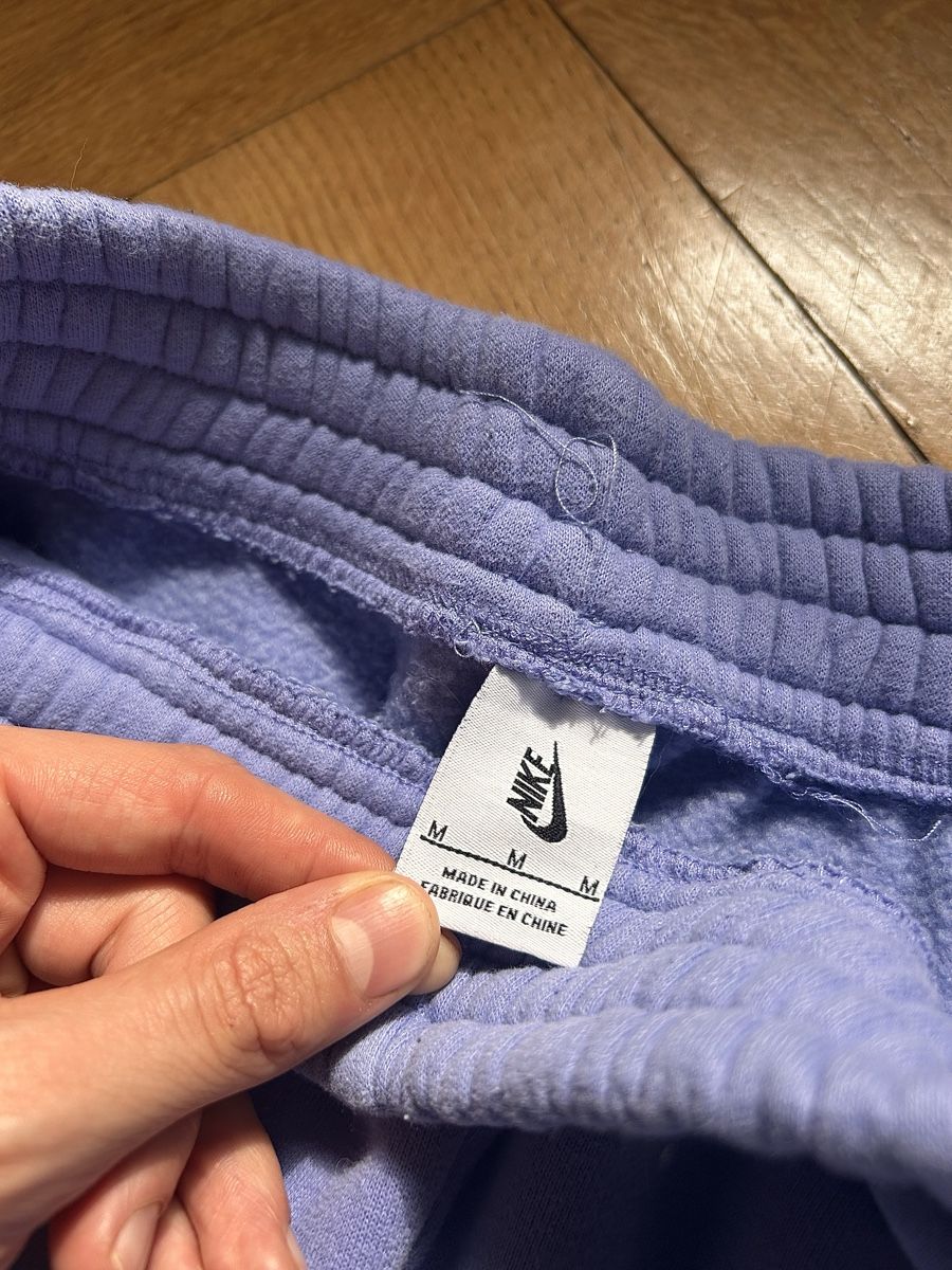 Nike Pantaloni: Lila Nike Trainerhose Grösse M – Usato da Bern venduto da mil_g69v 1