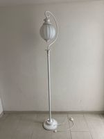Weisse Stehlampe im eleganten Landhausstil