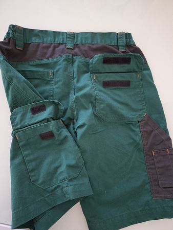 Short WORKER taille M, couleur verte. Eté