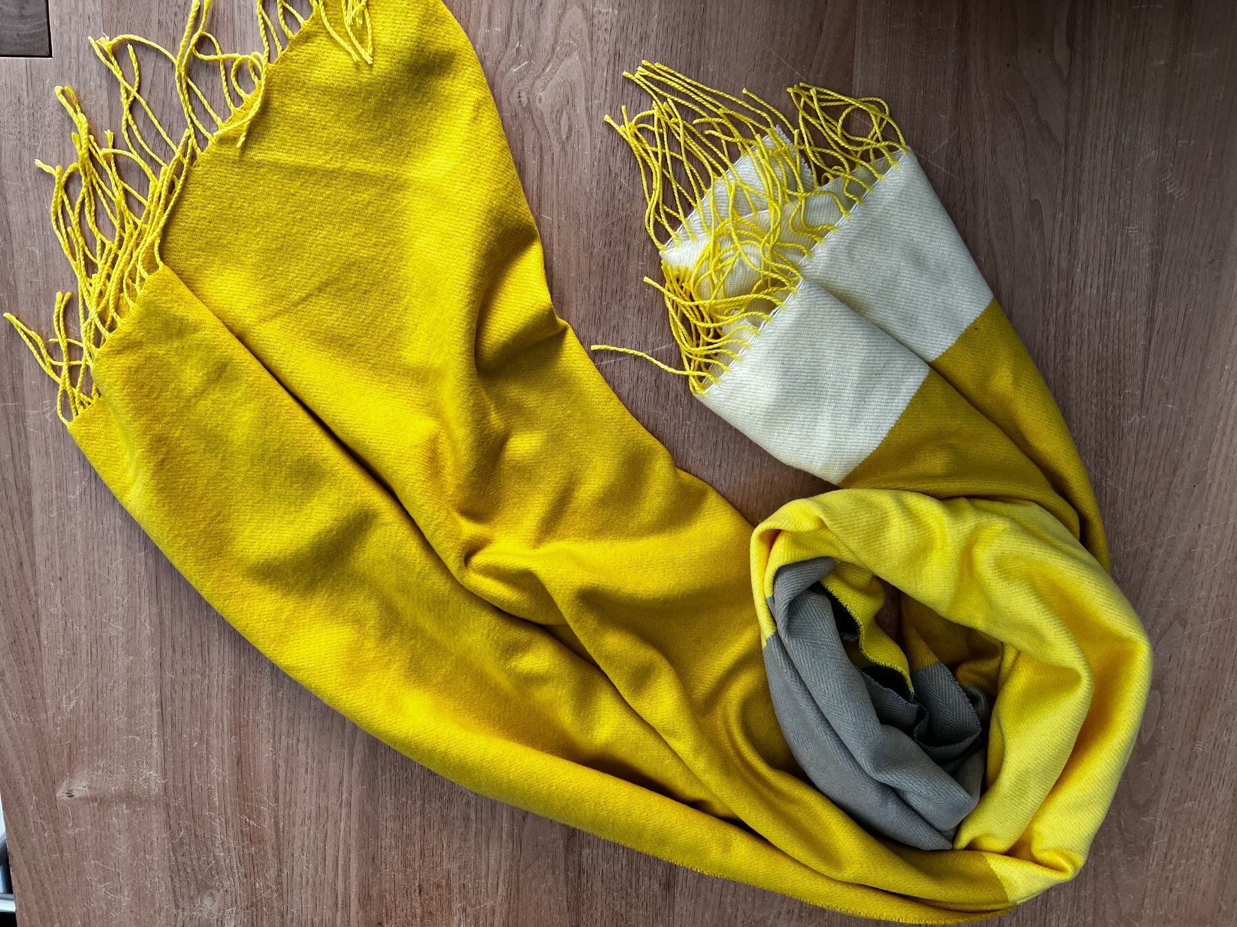 Foulard & Sciarpe: Gap schal – Usato da visp venduto da Kmemo1
