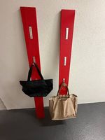 2 rote Garderobenpaneele mit Haken  Möbel Pfister