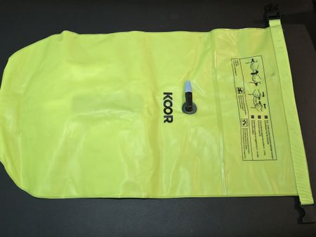 Verkaufe eine KOOR Schwimmboje / Dry Bag in auffälligem Neon