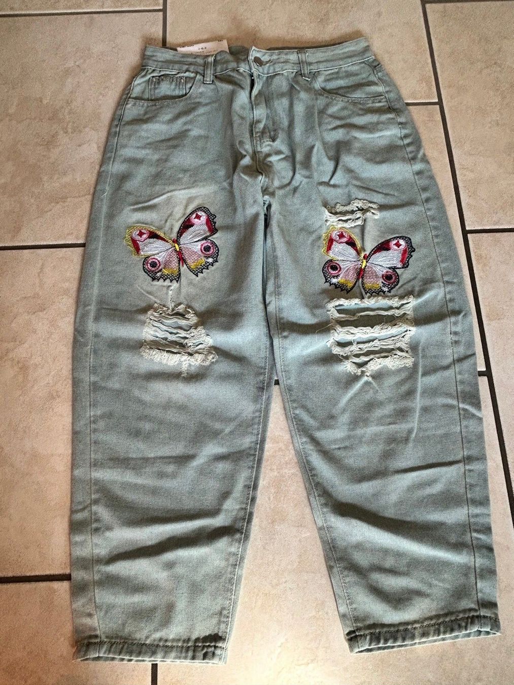 Jeans: NEU - Jeans hell mit Schmetterlingen, Taille 80 cm – Nuovo e nell'imballaggio originale da Cugnasco venduto da grueneinsel