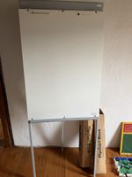 Flipchart weiss mit Gestell und zwei Papierblöcken gebraucht