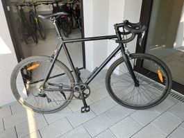 Schwarzes Velo idealer Daily für an den Bahnhof.
