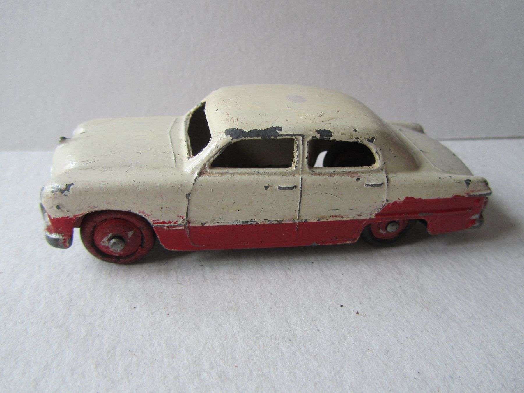 Dinky Toys Modellini d'auto: Ford Sedan, Dinky Toys – Usato da Weiningen ZH venduto da dietsch57