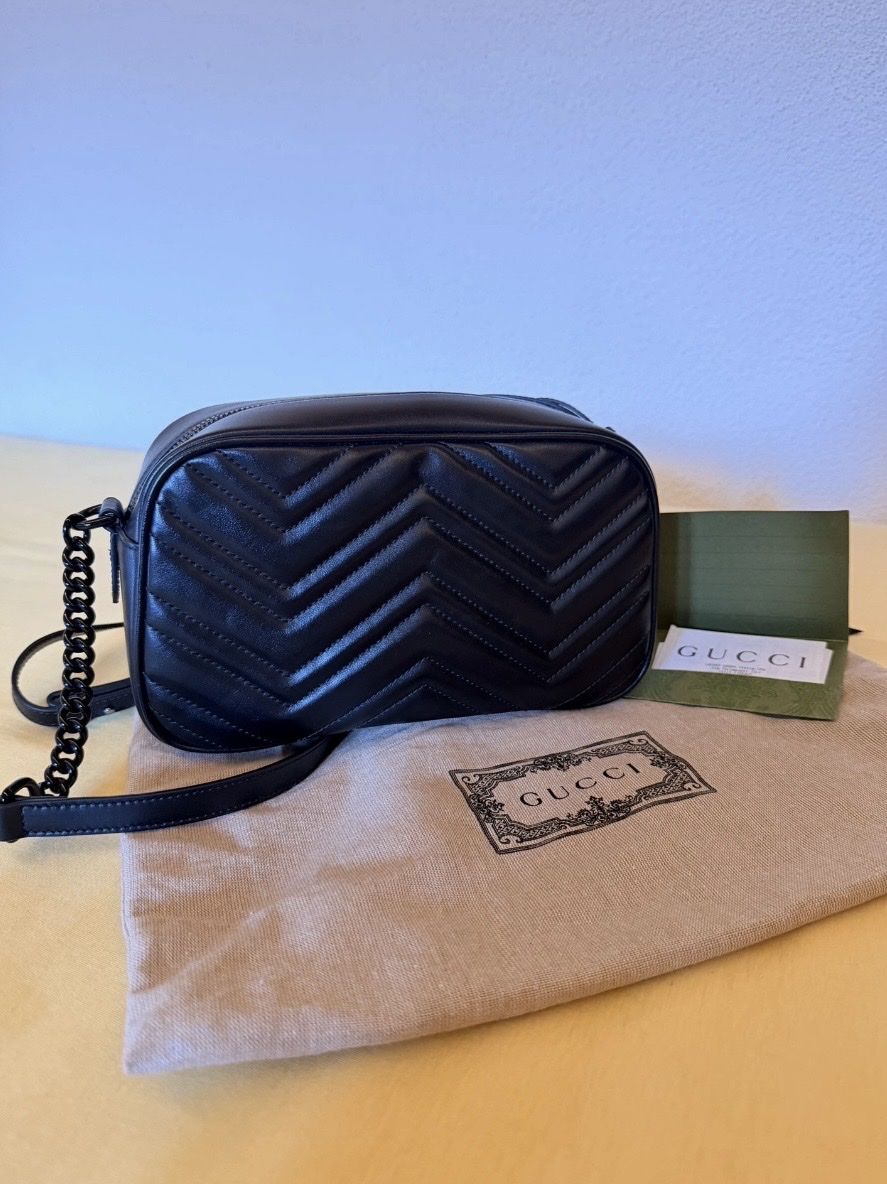Gucci Sacs: Gucci Marmont Leder Umhängtasche – Neuf (Voir description) à Bever par mon_t9sy 2