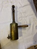Antiker Messing-Handpumpenreiniger mit Holzgriff als Deko