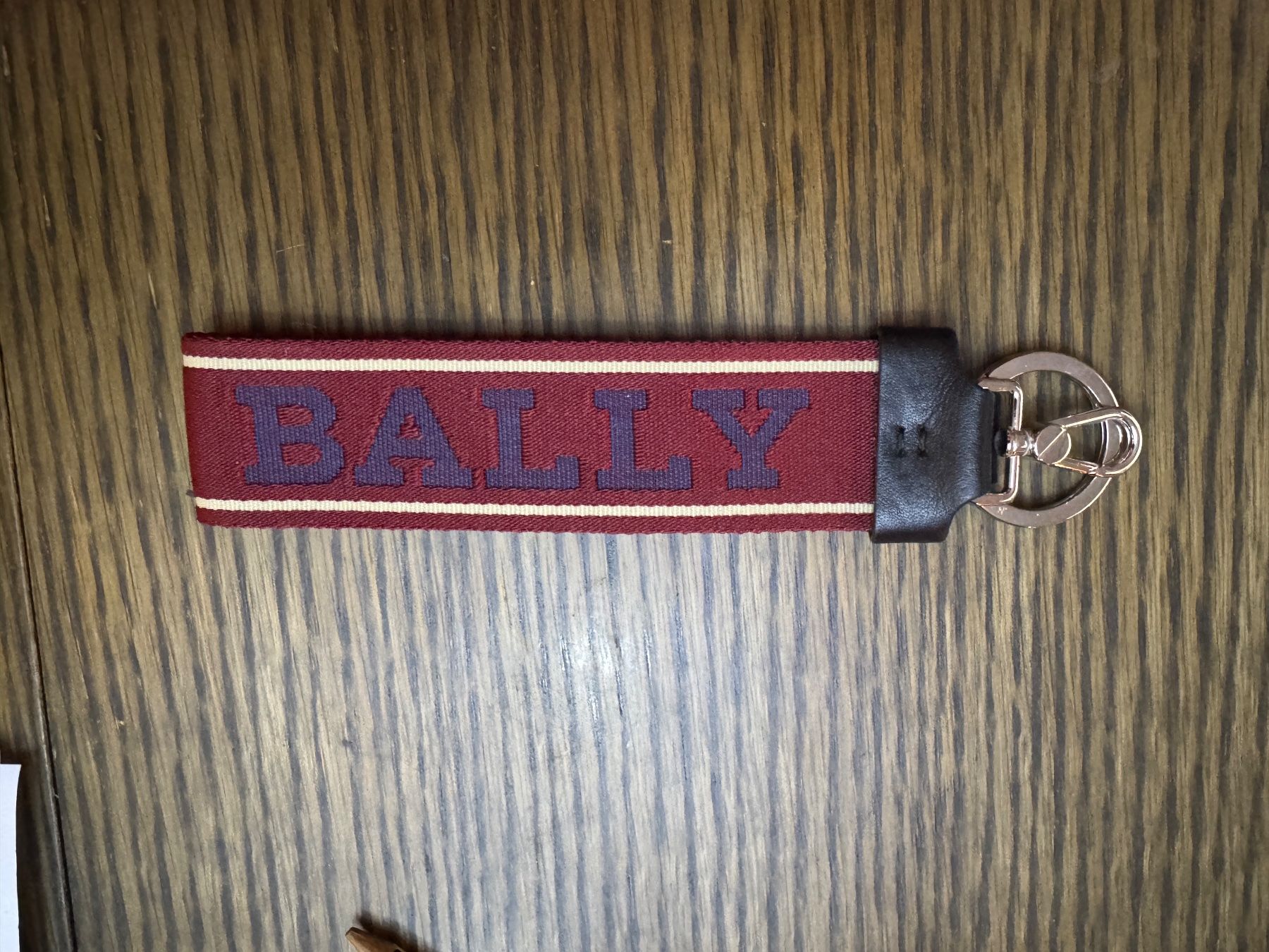 Bally Portachiavi: Bally schlüsselanhänger rot mit Logodetail – Nuovo e nell'imballaggio originale da Volketswil venduto da praxis12 1