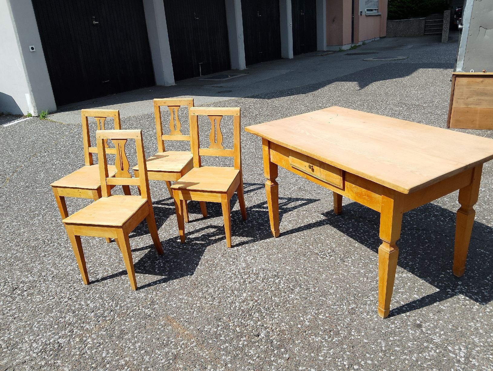 Set di tavolo e panche: set di tavolo e 4 sedie d'epoca – Usato da Lugano venduto da Johnny72