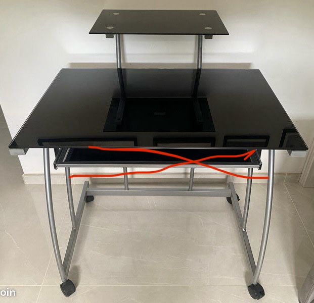 Scrivanie: Bureau informatique verre noir avec étagère pour écran – Usato da Chézard-St-Martin venduto da Cheyenne_75 2