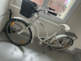 Vélo ville femme rétro avec panier et porte-bagages