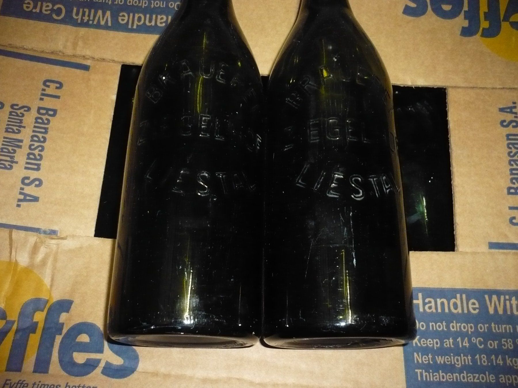 Bicchieri, Caraffe & Bottiglie: Holzkiste mit alten Bierflaschen – Usato da Biberist venduto da Urmel 1