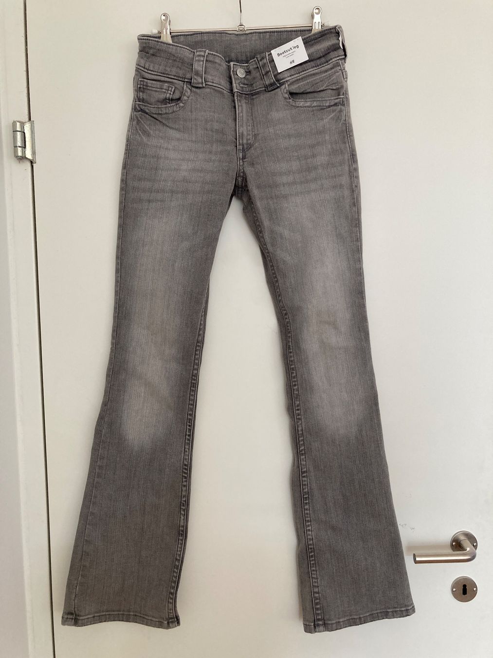 H&M Pantaloni: Graue Bootcut Jeans von H&M, Grösse 170 - Neu – Nuovo (secondo la descrizione) da Zürich venduto da ms2l