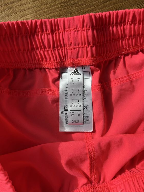 Adidas Pantaloni: Adidas Damen Sport Shorts Gr. S, leuchtendes pink, Neuwertig – Usato da Wattwil venduto da Luna8 1