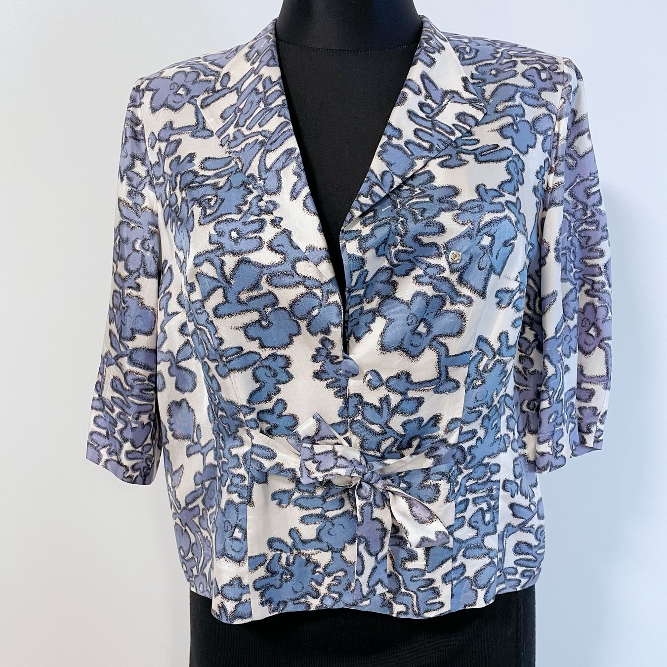 Camicette: Bluse Seide blau-weiss Wrap Bluse VINTAGE 1950s – Usato da Brüttisellen venduto da Buxus 2