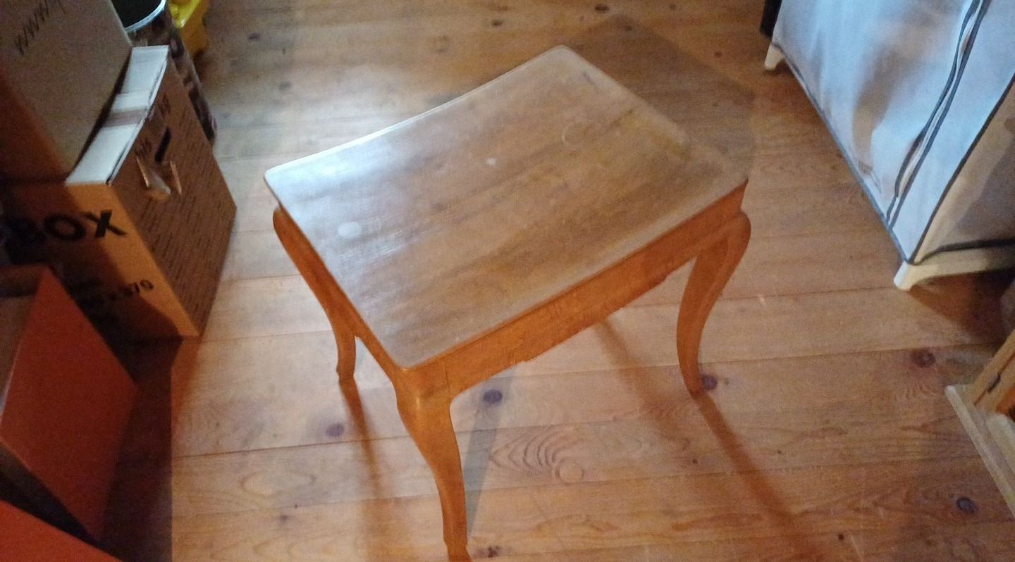 Articoli in legno: Schöner Holzhocker Vintage 1 – Usato da Walenstadtberg venduto da Twowheels