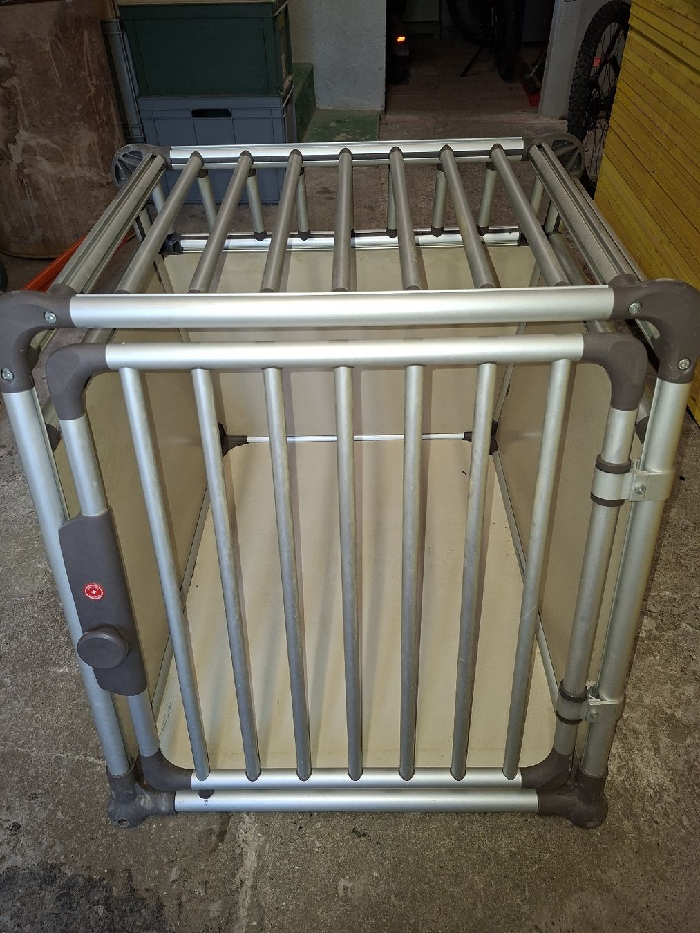 Cages, transport & sécurité: Hundebox – D'occasion à Nenzlingen par LackP 4